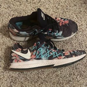 Women’s Nike shoes. Size 8.5